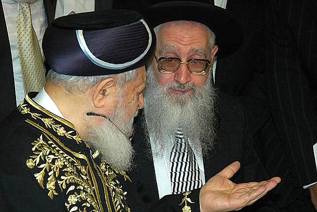 הרב יעקב יוסף עם אביו מרן הגר''ע (צילום: אנ''ש)